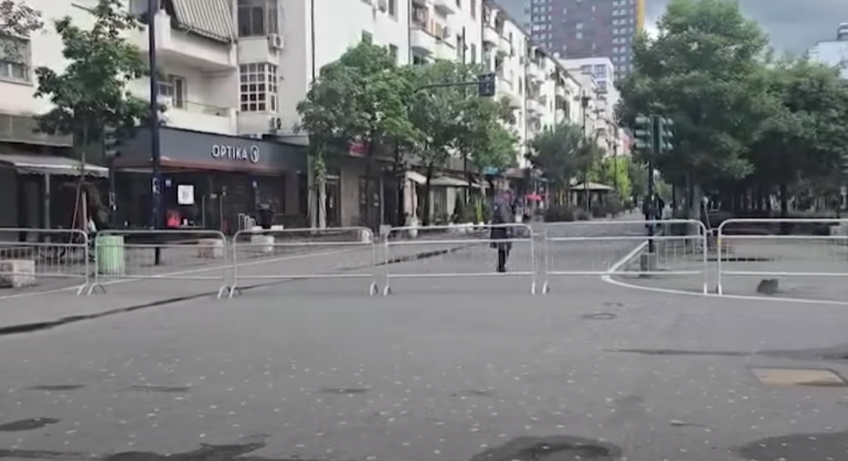 Protesta e PD, policë rrethon zonën me gardh metalik