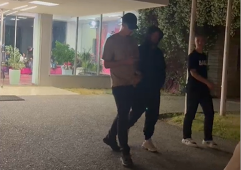 Çfarë po ndodh? Edhe reperi Noizy shkon në selinë e PS