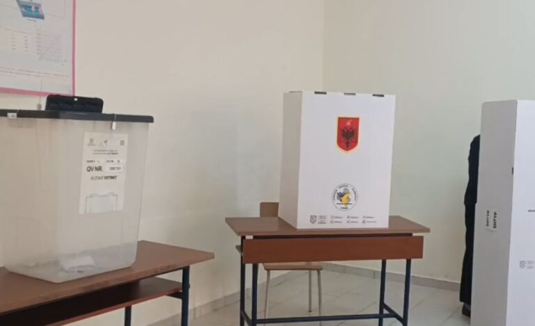 Elbasan – Vonesa dhe ngatërresa në disa qendra votimi për shkak të mungesës së komisionerëve