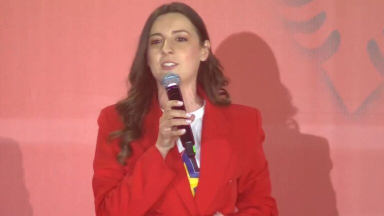 Zegjine Çaushi: Gazo ka dal deti këtu, ti s’di as not. Shyqyr që ke atë gomerdaren e bababufit