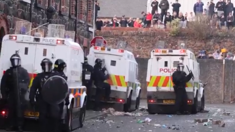 Irlanda e Veriut zhytet në kaos. Dhunë, flakë dhe shkatërrime