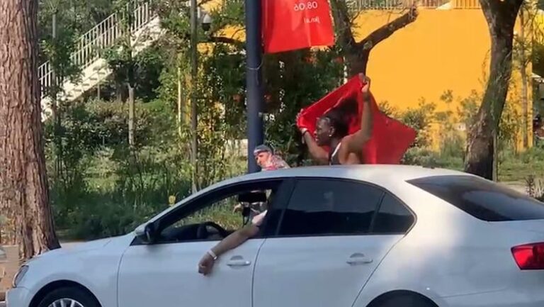 Fotolajm, tifozi afrikan mbështet ekipin kuqezi
