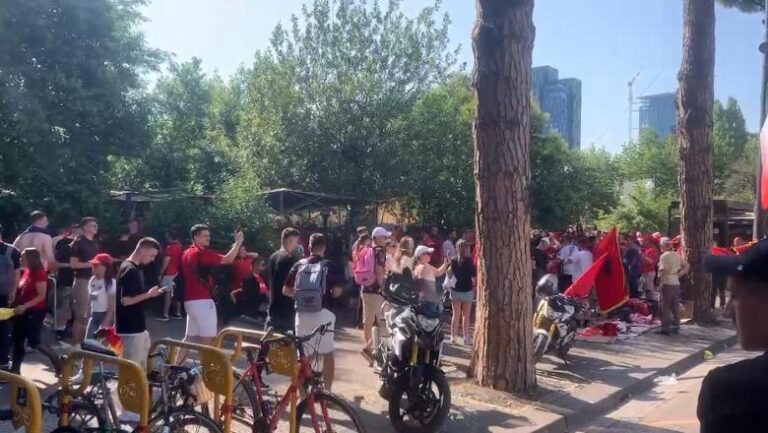 Tifozat Kuq e Zi u përjashtuan nga stadiumi, por bashkohen në Bulevardin ”Dëshmorët e Kombit”