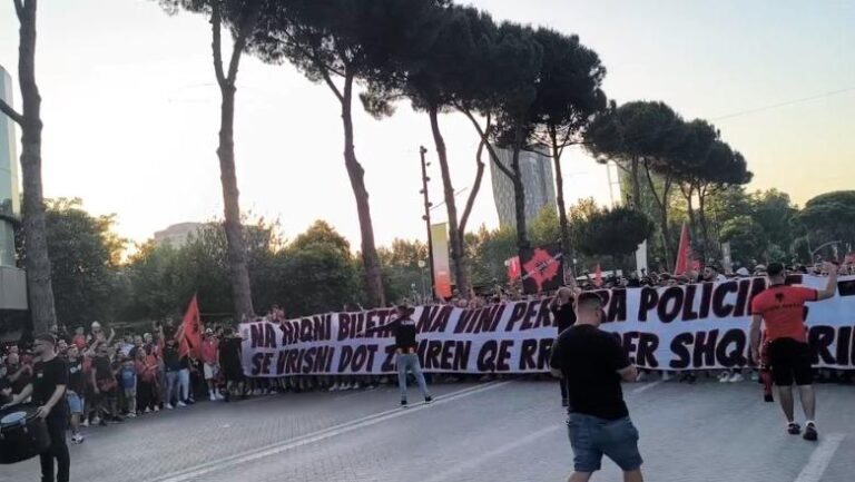 TKZ me banderolë thumbuese: Na hiqni biletat na vini përpara policinë