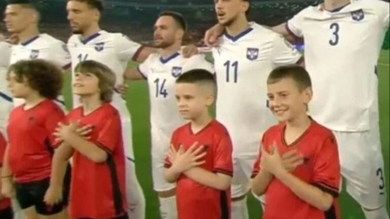 Foto virale në rrjet, fëmijët bëjnë shqiponjën para ekipit serb