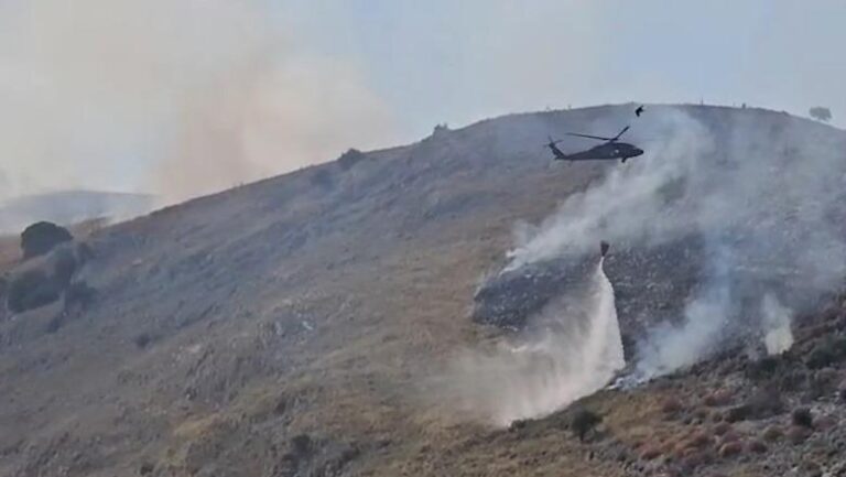 Zjarr në Qeparo, helikopteri ”Black Hawk” në terren për shuarjen e flakëve