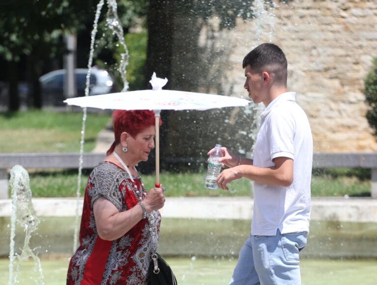 FOTO/ I nxehti ”ulet” në Tiranë