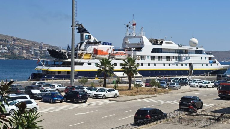 Anija me 106 turistë amerikanë zbarkon në portin e Sarandës