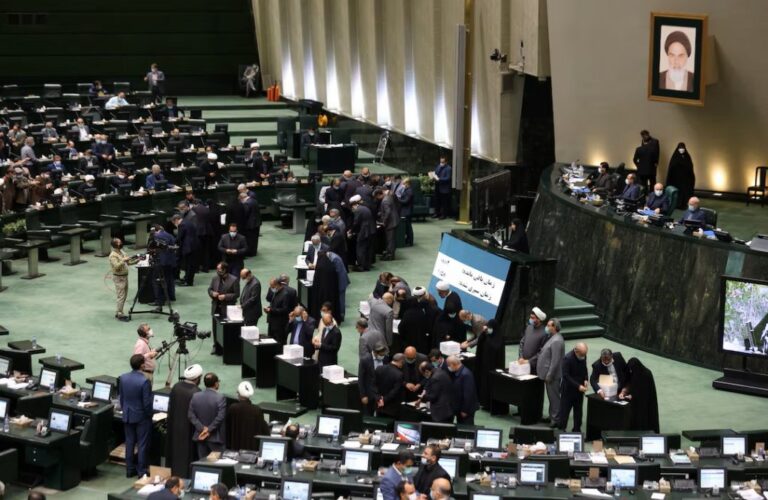 Parlamenti iranian diskuton daljen nga traktati bërthamor