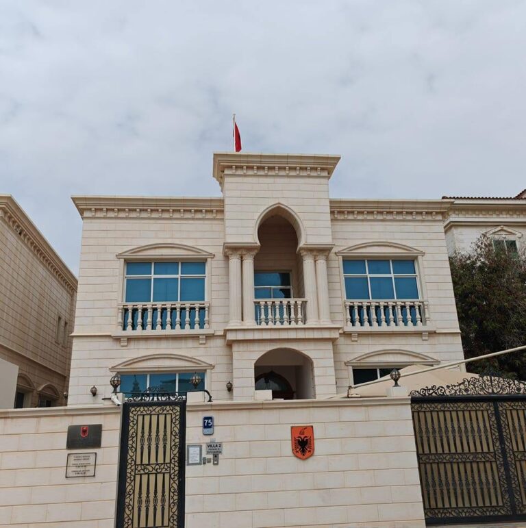 Ambasada shqiptare në Abu Dhabi jep numra emergjence në dispozicion të qytetarëve shqiptarë
