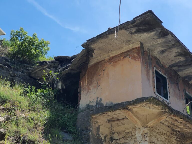 Blendi Gonxhja del me një reagim publik për të shërndarë “tymnajën” në lidhje me ish-burgun e Spaçit