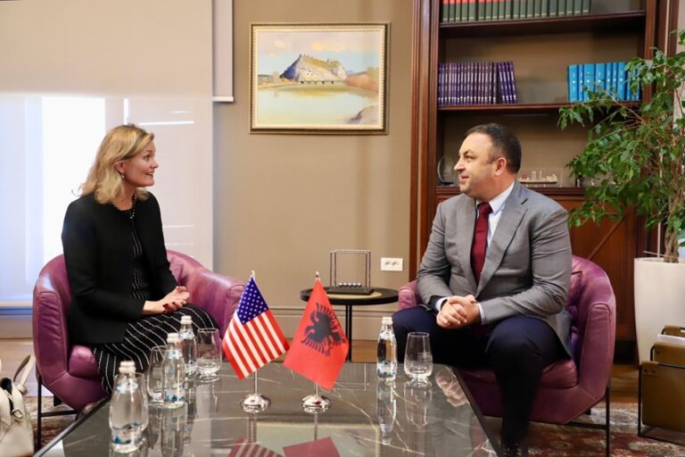 Ministri i Brendshëm, Hoxha pret të ngarkuarën me punë të Amerikës në Tiranë, zbardhen bisedimet