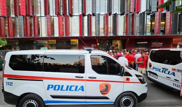 Hodhën sende të forta në fushë në ndeshjen Shqipëri-Serbi, arrestohen 2 shtetas, procedohen 10 të tjerë