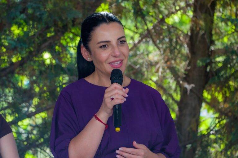 Balluku takime në Patos dhe Roskovec: Bashkë me deputetët në turin e falënderimeve. Mirënjohje