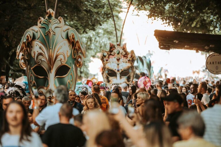 Rama: Energjia e Festivalit Ndërkombëtar të Karnavaleve, një festë e vërtetë në rrugët e Korçës