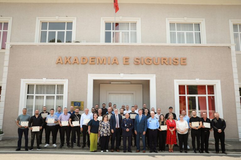 FOTO/ Ambasada e Amerikës: Policia shqiptare po forcon aftësitë kundër krimeve, 33 specialistë përfunduan kursin