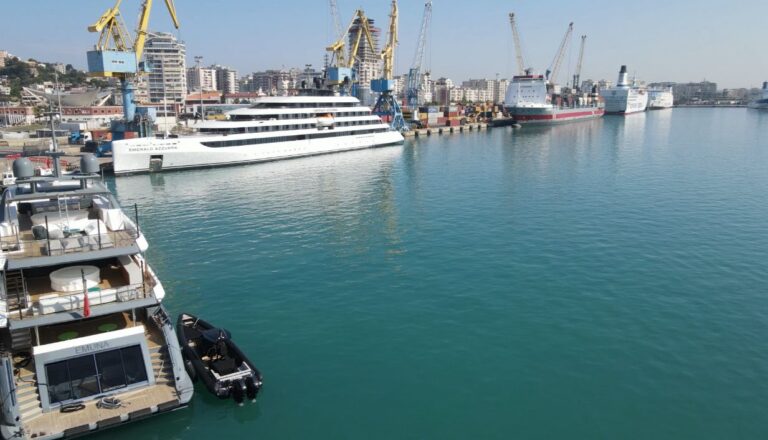 ”Emerald Azzurra”, kroçera luksoze me 83 turistë në Portin e Durrësit. Rama: Shqipëria destinacion për përjetime autentike