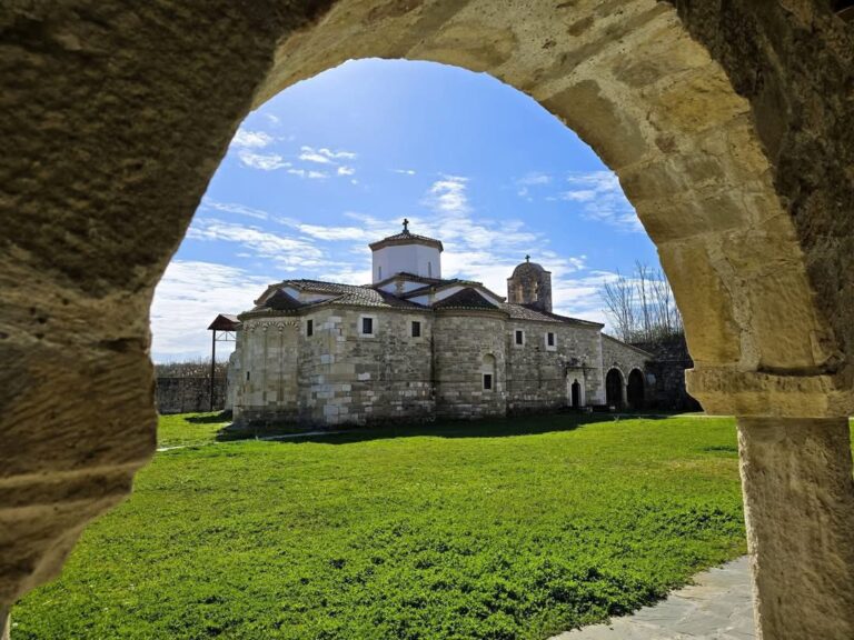 Thesar i rrallë fetar e kulturor në Fier, Rama ndan foto nga Manastiri i Shën Kozmait