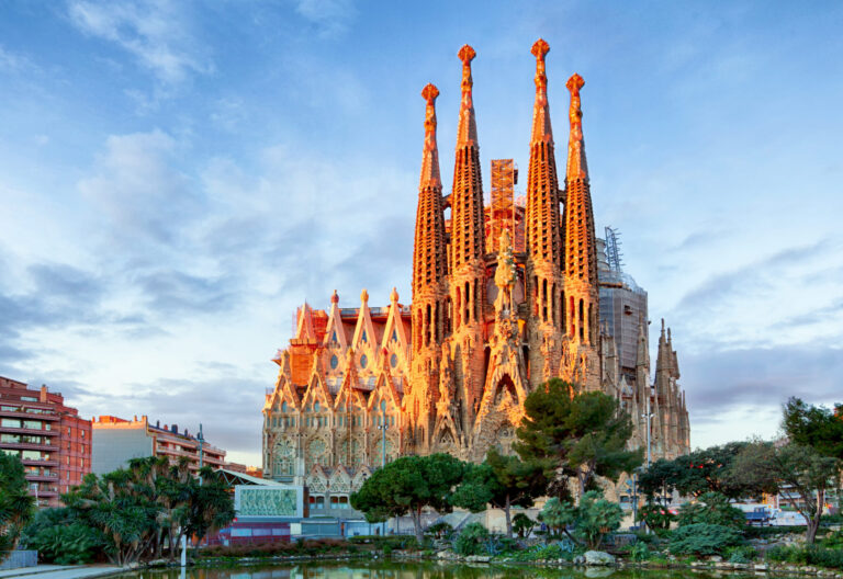 La Sagrada Família, tempulli i madhështisë së adhurimit të Zotit, lutja që shtrihet nga toka drejt qiellit