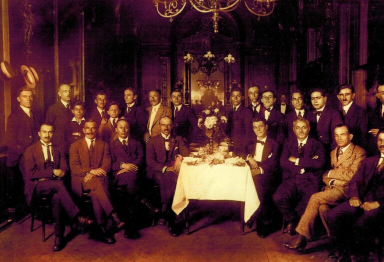 Më 29 qershor 1920, një mbrëmje përjetësimi në një foto të studentëve shqiptarë në Vjenë, të cilët nderojnë Aleksandër Moisiun