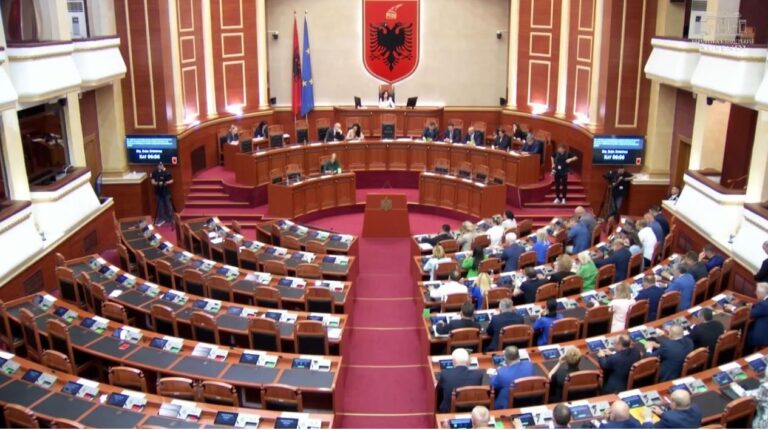 Nuk shkuan në punë, por xhepat i mbushën. 300 mijë euro paga për deputetët veç në Qershor