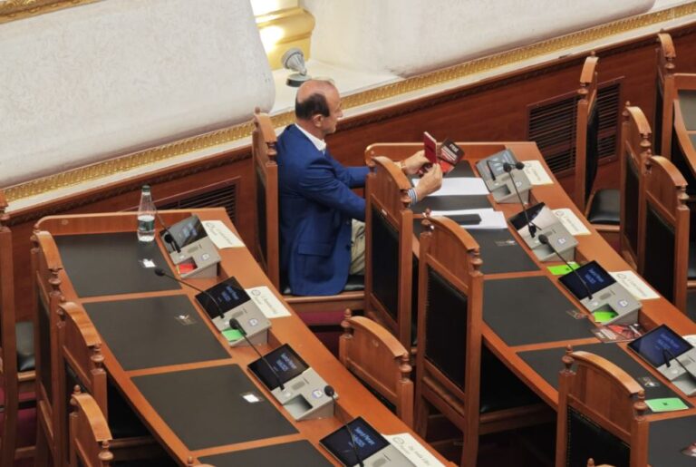 Me karton të kuq në dorë, i vetmi deputet opozitar në Kuvend që votoi kundër