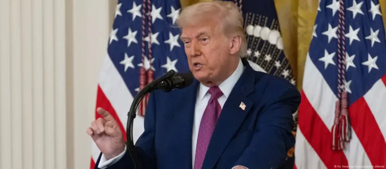 Trump pezullon disa dërgesa armësh në Ukrainë, prioritet ushtria amerikane