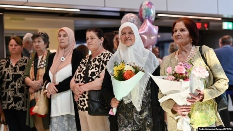 Osmani nderon nënat e Srebrenicës me Medalje Presidenciale