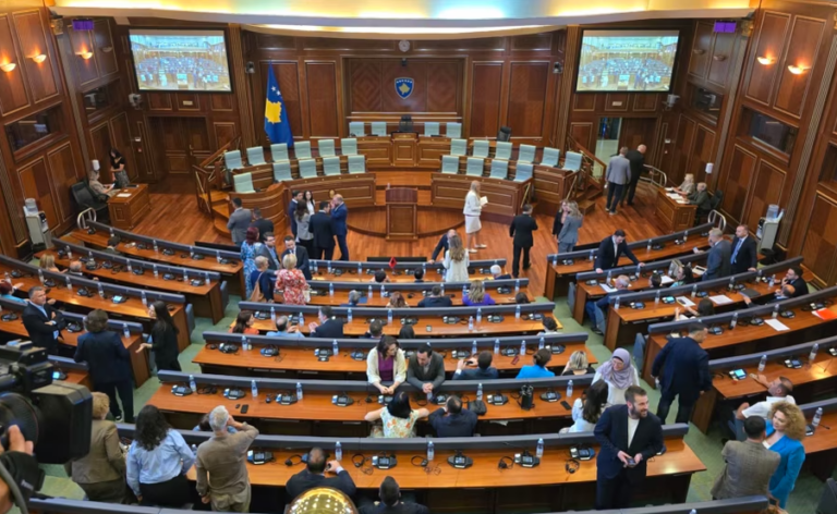 Do të votohet Albulena Haxhiu në krye të Kuvendit? Analiza nga REL: Topi te marrëveshja politike ose Presidentja
