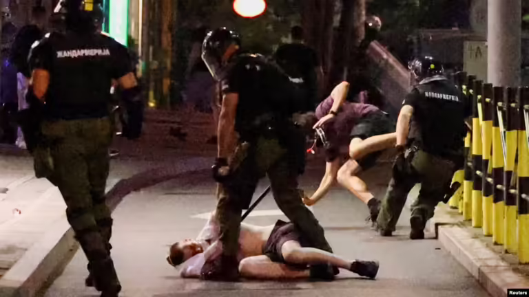 Beograd: 77 persona të ndaluar në protestë, Vuçiq paralajmëron arrestime të reja