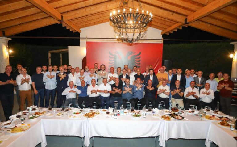 Ben Blushi në darkën e Pjerin Ndreut si në një Kuvend Lezhe