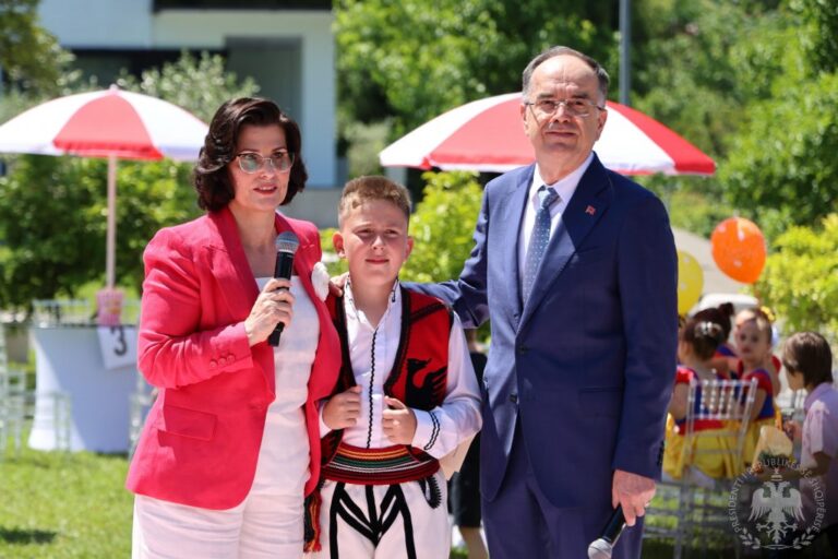 1 qershori, Presidenti Begaj dhe Zonja e Parë, festë me fëmijë nga trevat shqiptare