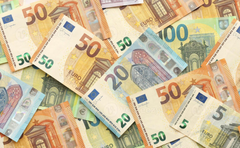 Euro prek “fundin”, monedha europiane zbret në minimumin e ri historik