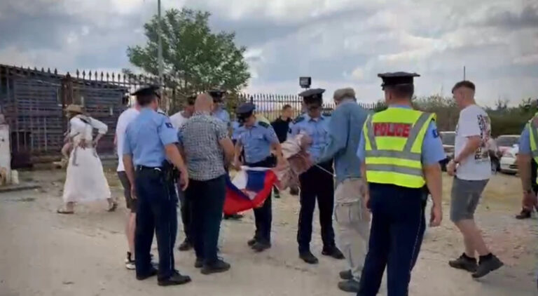 Festa e Vidovdanit, policia ndalon serbët të hyjnë me flamuj në Gazimestan
