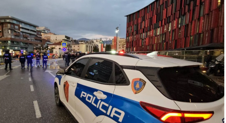 Ekipi serb mbërrin në Tiranë nën masa të forta policore
