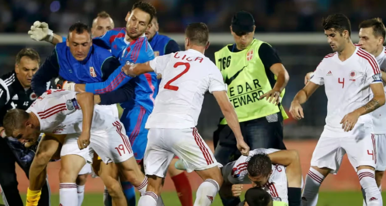 Mbi 2 mijë efektivë dhe 500 civilë mes tifozëve në stadium