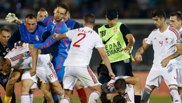 2 mijë efektivë dhe 500 civilë mes tifozëve në stadium, The Guardian: Morina është ”zhdukur”