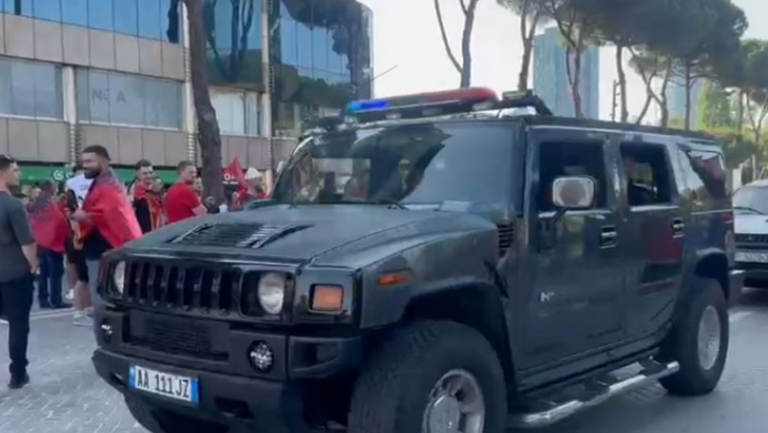 VIDEO/ Bulevardi i mbushur me tifozë, atmosfera ZJERM. Mbërrijnë edhe forcat policore