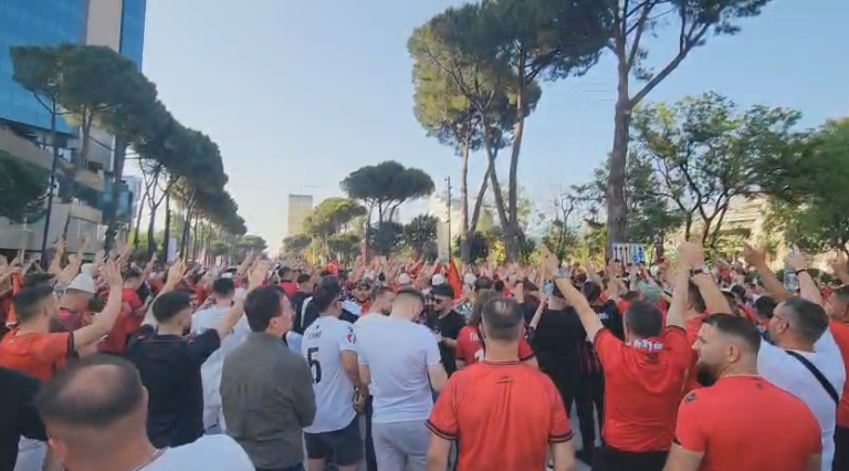 VIDEO/ Shqiptarët nga mbarë trevat pushtojnë Bulevardin e Tiranës, tifozat Kuq e Zi krijojnë atmosferë elektrizuese