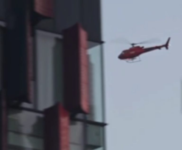 Ngrihet helikopteri rreth stadiumit, çfarë po ndodh?