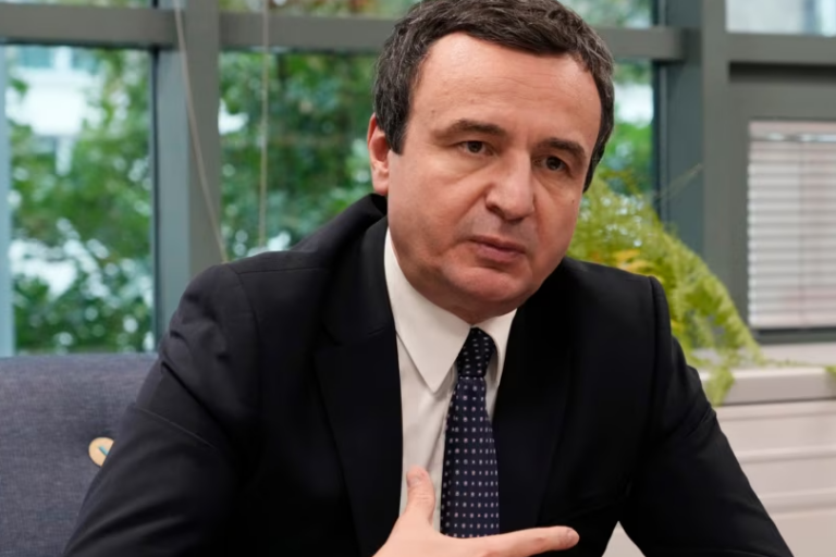 Kryeministri në detyrë Albin Kurti zhvillon takim me liderët politikë për konstituimin e Kuvendit