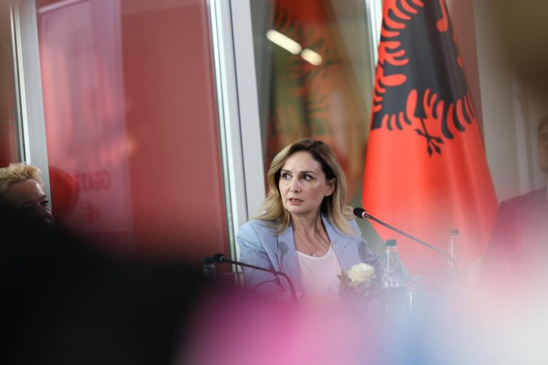 Miratohet raporti për Shqipërinë në Parlamentin Europian, Tabaku në Strasburg: Qeveria të reflektojë