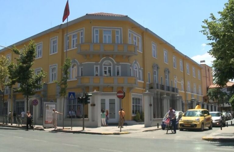 Publikimi i tezës së maturës në rrjetet sociale, reagon Ministria e Arsimit