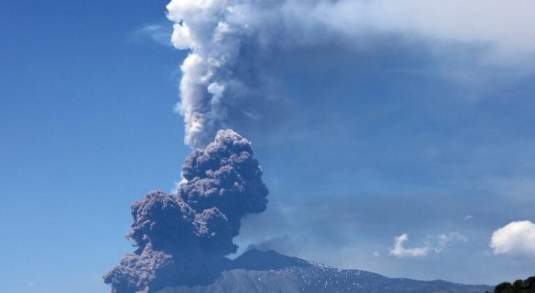 Shpërthen vullkani Etna, retë e tymit arrijnë në disa km lartësi (VIDEO)