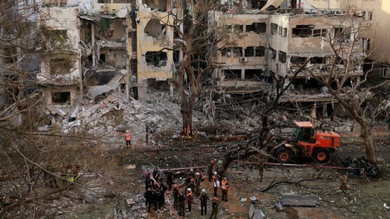 Izraeli paralajmëron goditje të reja në Teheran, udhëzon civilët të evakuohen