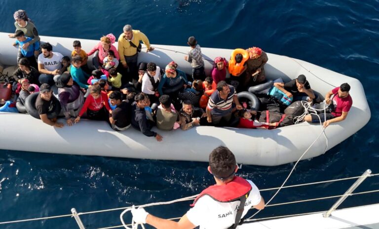 Mbërritje rekord emigrantësh brenda një dite përmes La Manshit, 1 194 persona mbërritën me 18 anije