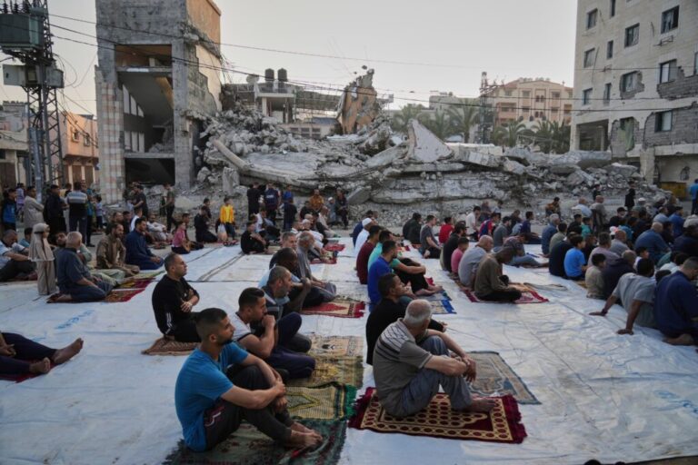 Falja e Bajramit mes rrënojave të xhamive të Gazës, palestinezët: Të palëkundur në provën e vullnetit ndaj Zotit