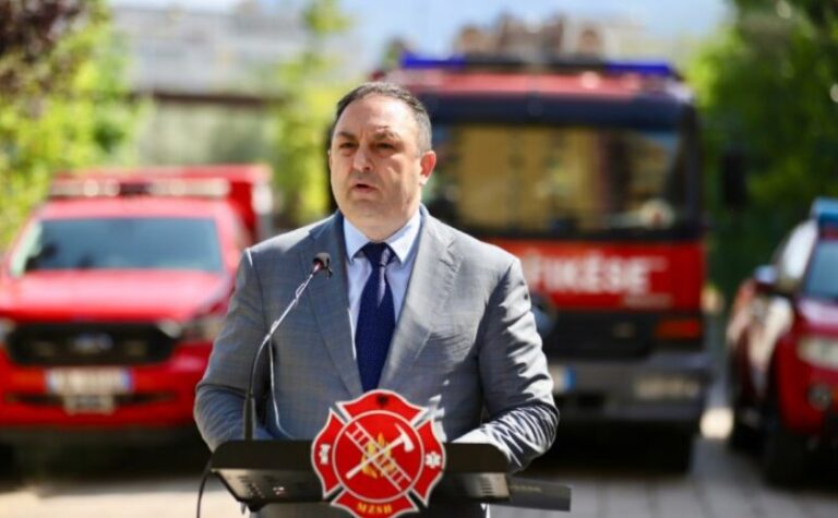 Ministri Hoxha me drejtuesit e Zjarrfikëses: Zjarrvënia e qëllimshme akt kriminal, të zbulohen e ndëshkohen autorët