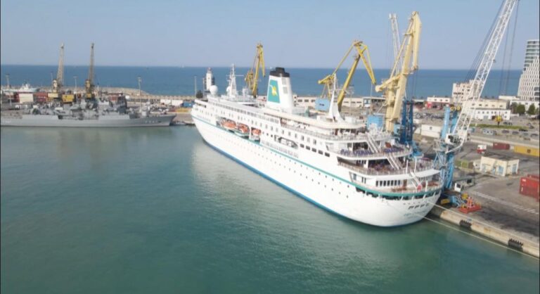 463 turistë gjermanë mbërrijnë në Portin e Durrësit me kroçerën “MV Deutschland” (Foto)