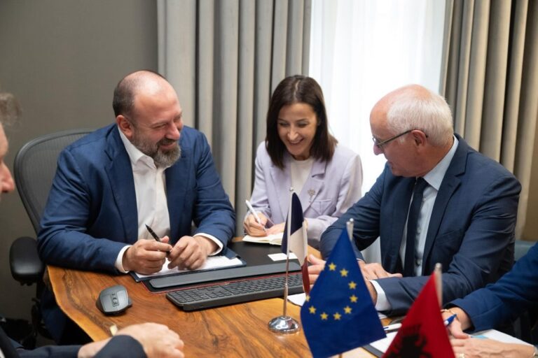 Ministri Mazniku me kryebashkiakun e Chambery: Bashkëpunim për financime europiane